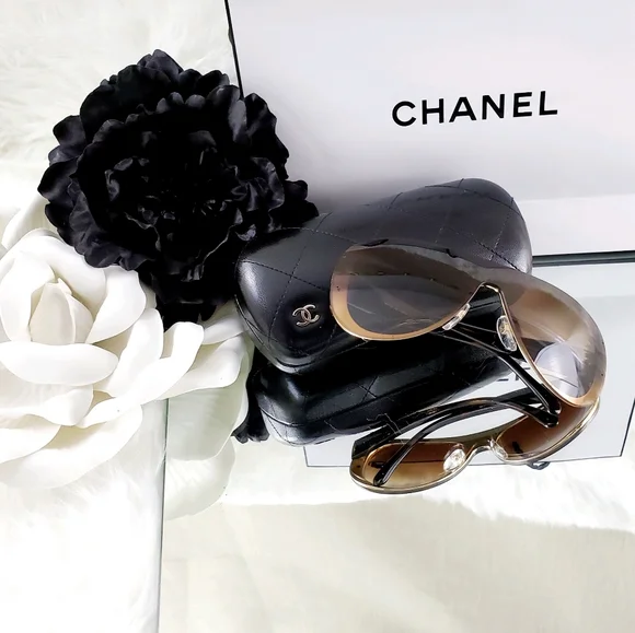 Authentic Chanel sunglasses w/case Authentic CHANEL Sunglasses Polarized Rectangle Black White  main image 4